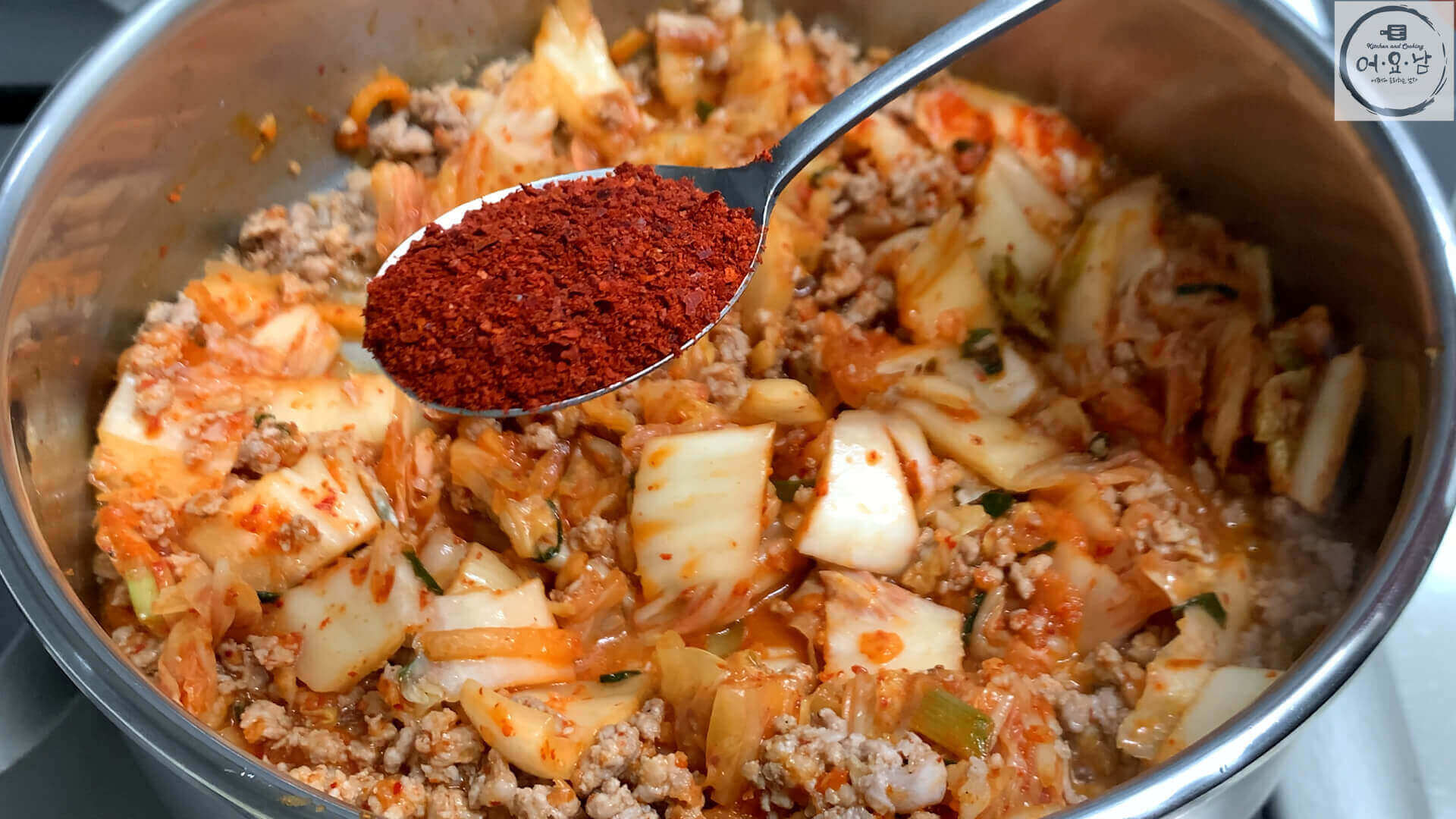 콩비지찌개_돼지고기볶기_고춧가루넣기