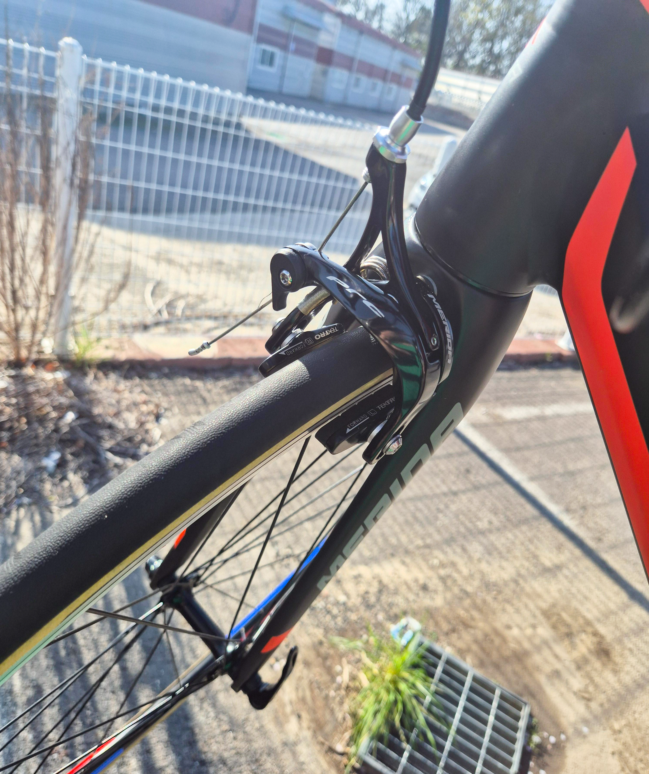 자전거 세차 완료된 앞 브레이크 모습