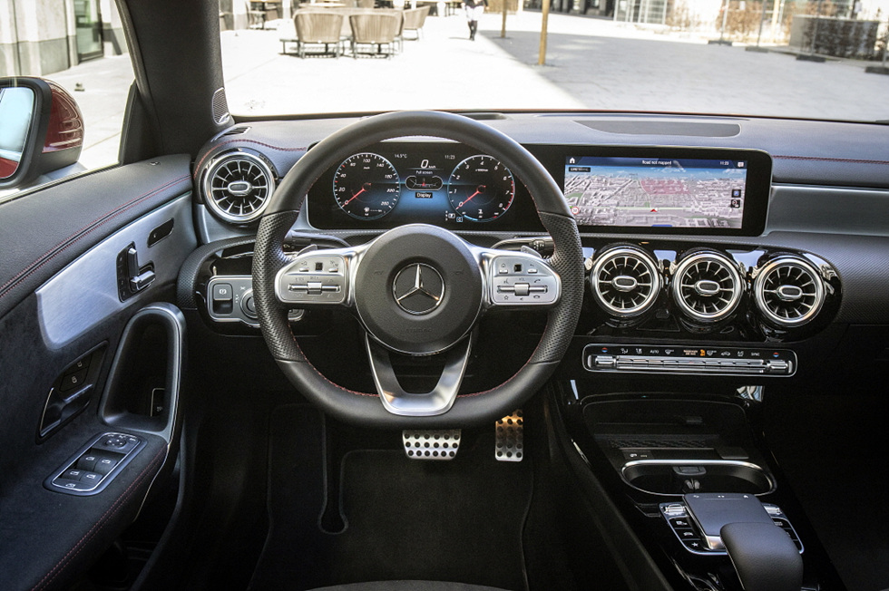 2023년식 벤츠 CLA 250 실내 운전석 사진
