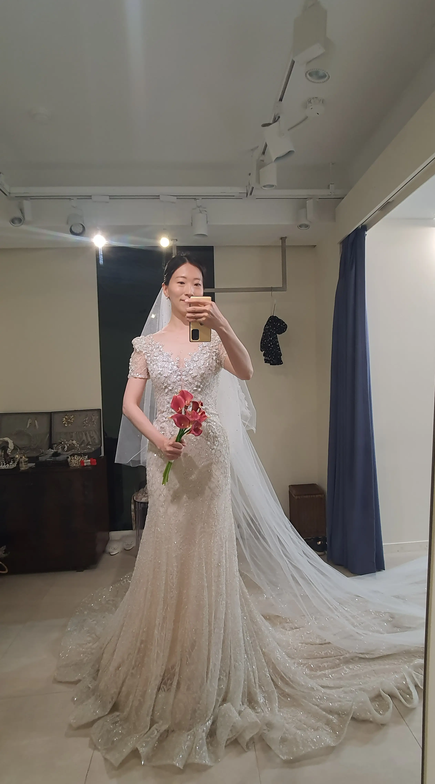 노바벨리타-비즈가-가득-박힌-머메이드-드레스-입고-다홍색-부케-들고-전신거울셀카