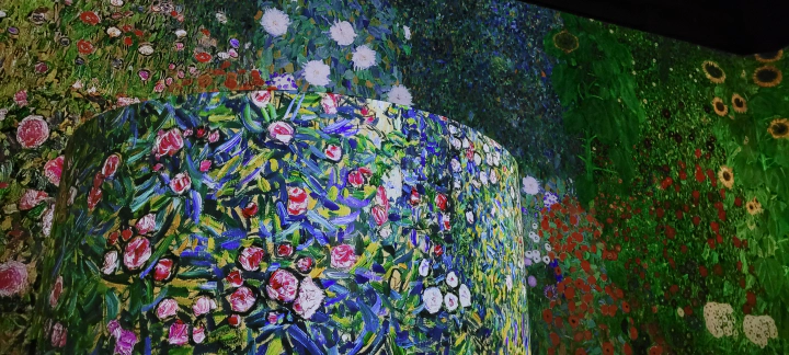 골드인모션에 전시된 구스타프 클림트의 작품들.