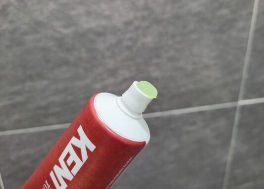 튜브를 눌러서 나온 치약 사진