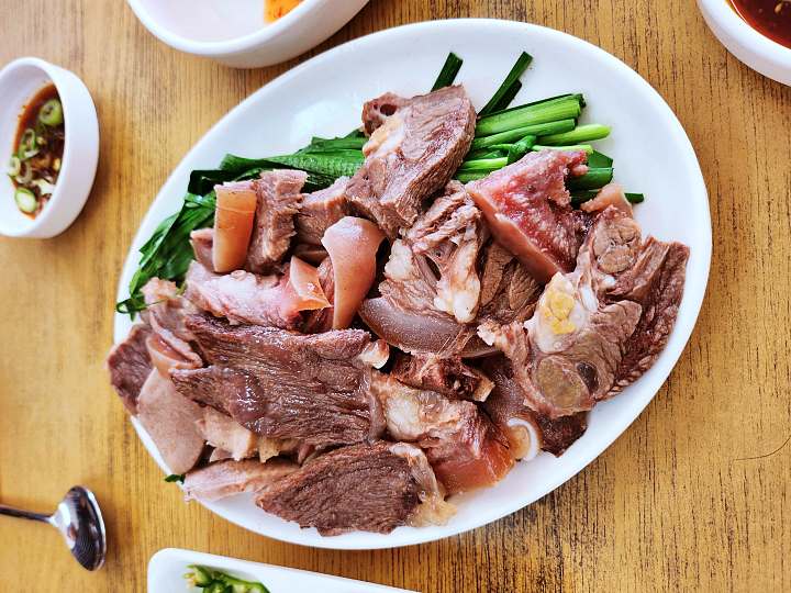 토요일은 밥이좋아 예산 백종원 예산시장 부근 소머리 국수 맛집 소머리국밥 장터 국밥 수육 예산10미 현지인 추천 토밥 좋아 방송정보