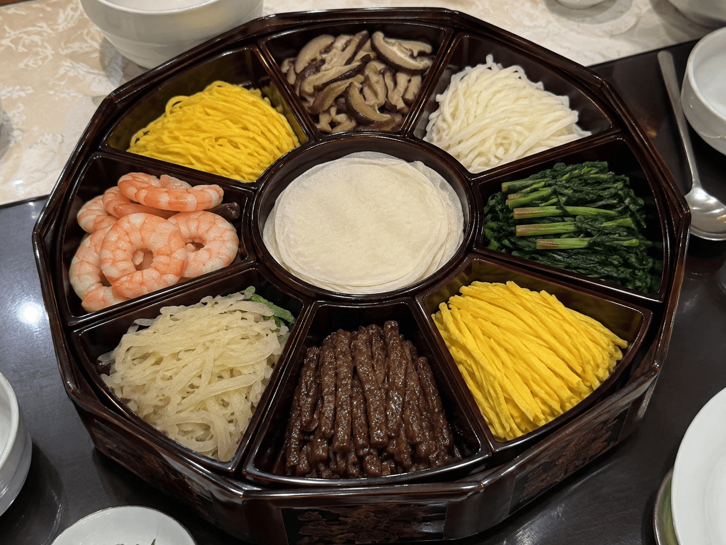아홉 가지 색의 궁중 구절판