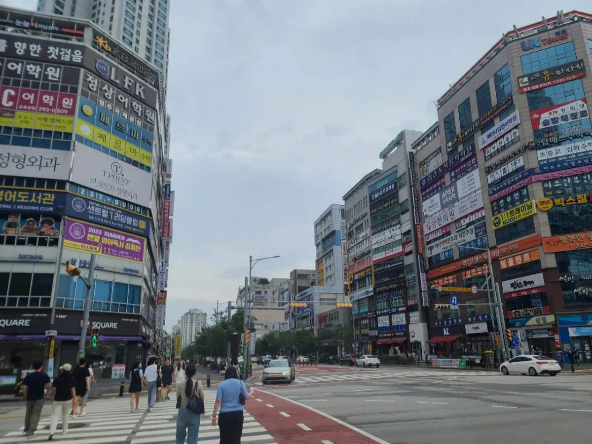 가운데-길-하나를-사이에두고-상권빌딩이-크게-서있다