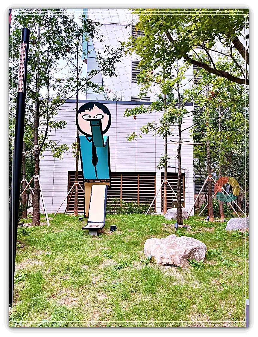 퍼블릭가산_전시2-걸어가는-동작의-사람