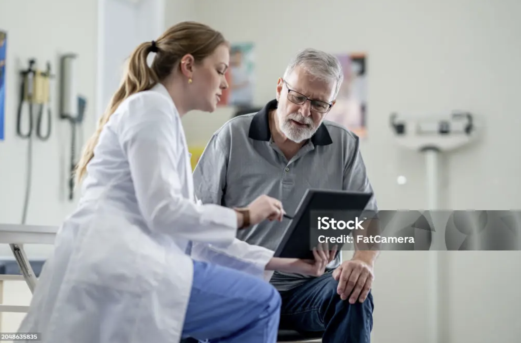 의사에게 검진 받는 모습