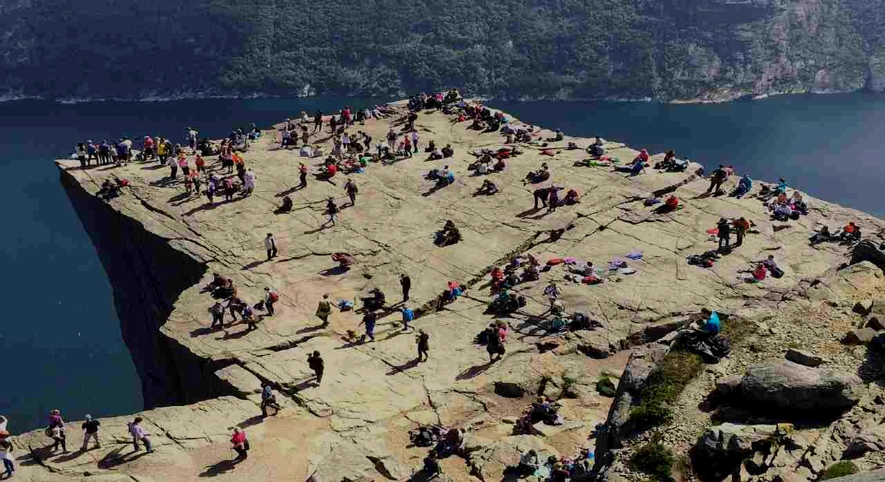 프레이케스톨렌 전망대에 모인 여행객들이다. [ⓒpixabay_Geir Ormseth]