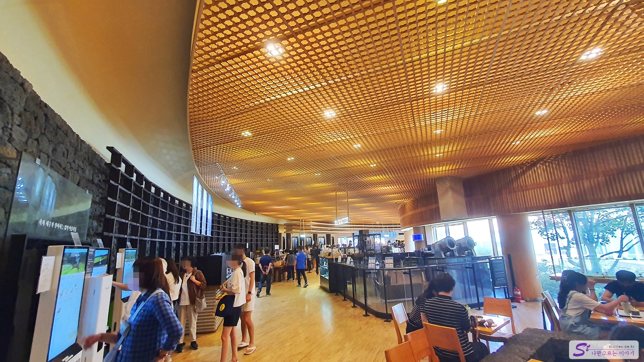 내부 상점 및 카페