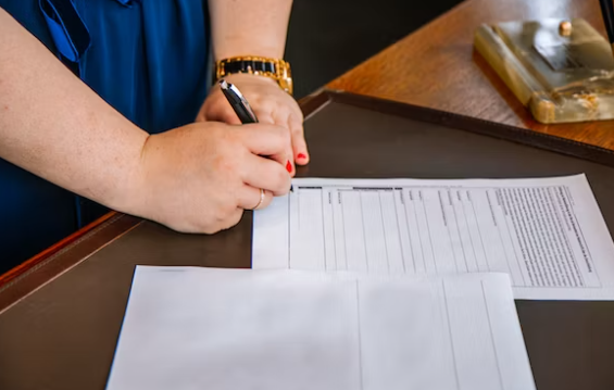 금전채권이-한-여성이-계약서에-서명함에-따라-발생하였다