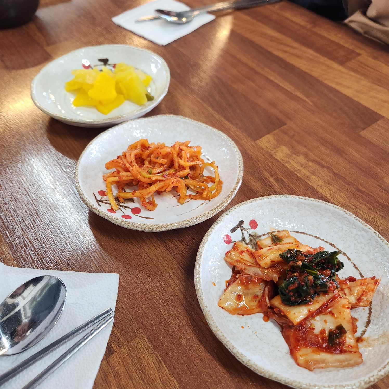 단무지&amp;#44; 무생채&amp;#44; 김치. 기본 반찬