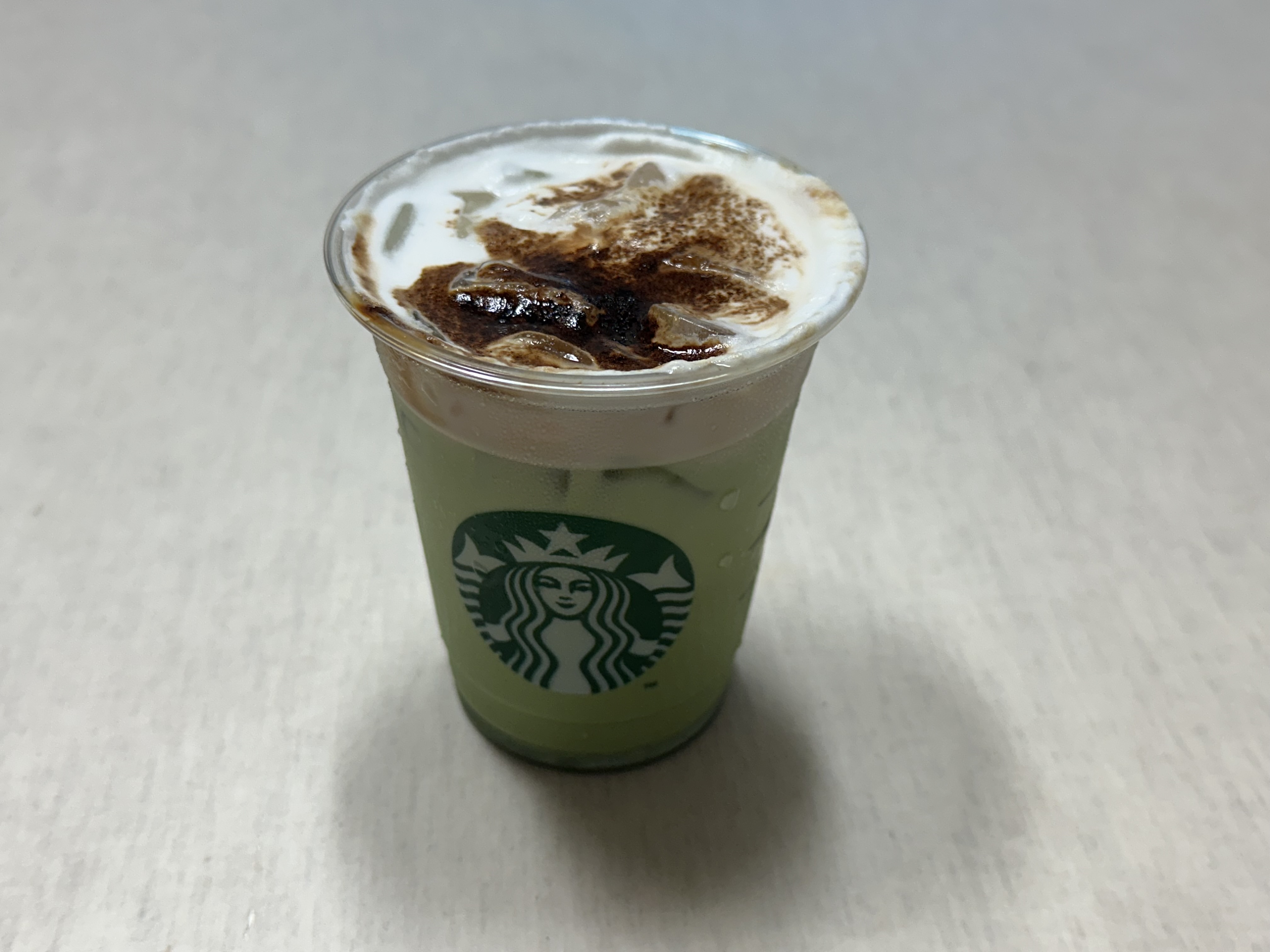 스타벅스 말차 글레이즈드 라떼 - 정면으로 찍은 사진