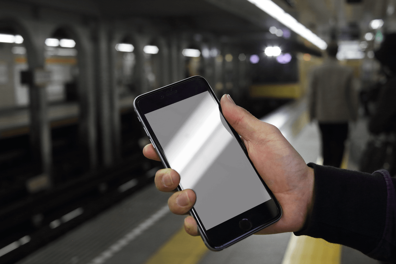 아이폰을 이용해 지하철 교통카드 기능을 사용하려는 장면