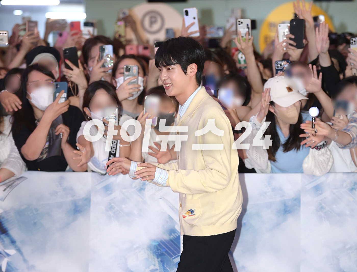 방탄소년단 진이 25일 오후 서울 삼성동 메가박스 코엑스에서 열린 영화 &#39;비상선언&#39;(감독 한재림) VIP 시사회에 참석해 포토타임을 갖고 있다. [사진=정소희 기자]