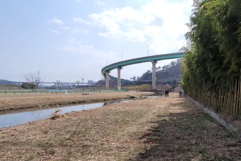 울산 범서파크골프장. 울산 울주군 범서읍 천상리 1041-77번지 (태화강변)