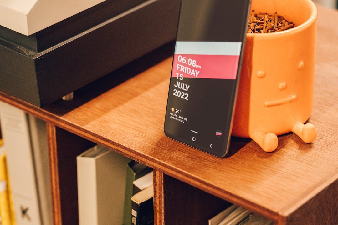 책상 위에 놓인 스마트폰과 날짜 정보, 보안 상태 확인 예시