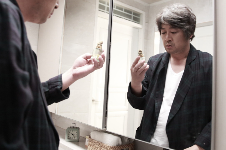 노인이 준 의문의 약을 먹어보는 수현