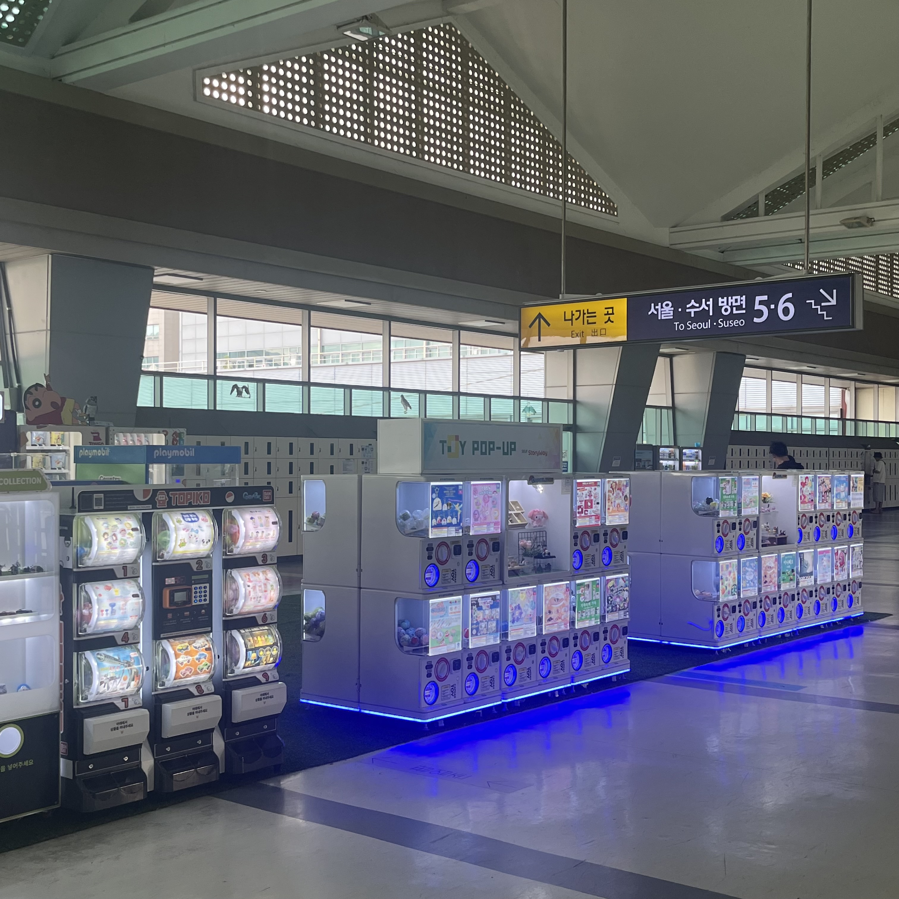 토이팝업 안에 있는 가챠 기계들