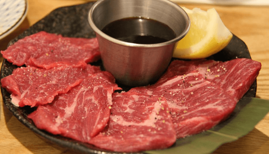 간장과 함께 접시에 담겨져 있는 소고기