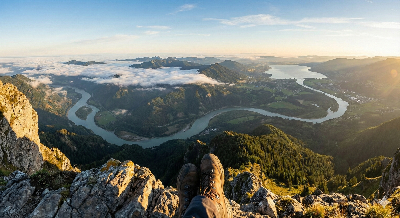 탁 트인 높은 산 정상에서 아래를 내려다보는 풍경