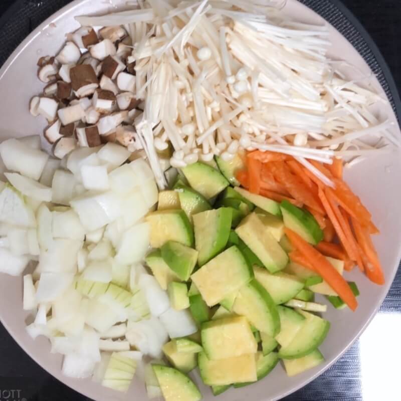버섯, 양파, 애호박, 당근을 먹기 좋은 크기로 썰어 두어요.