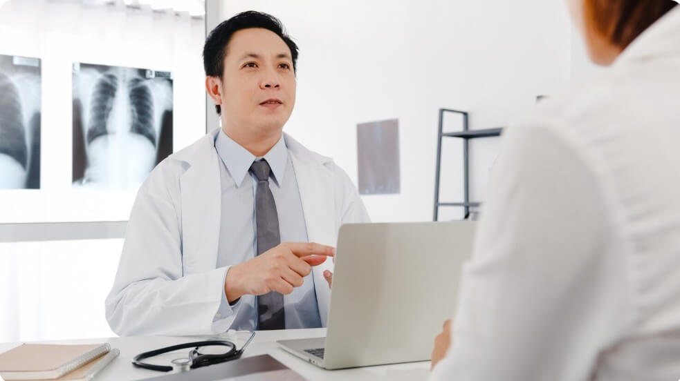 환자와 상담하는 의사