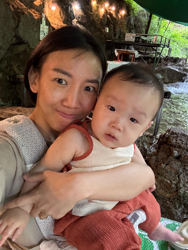 테이블에 앉아 찬솔이와 셀카를 찍은 찬솔엄마