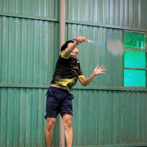 배드민턴을 치고 있는 선수