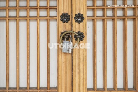 문이-안열리는-꿈-열쇠가-걸려있는-시골-창호지문