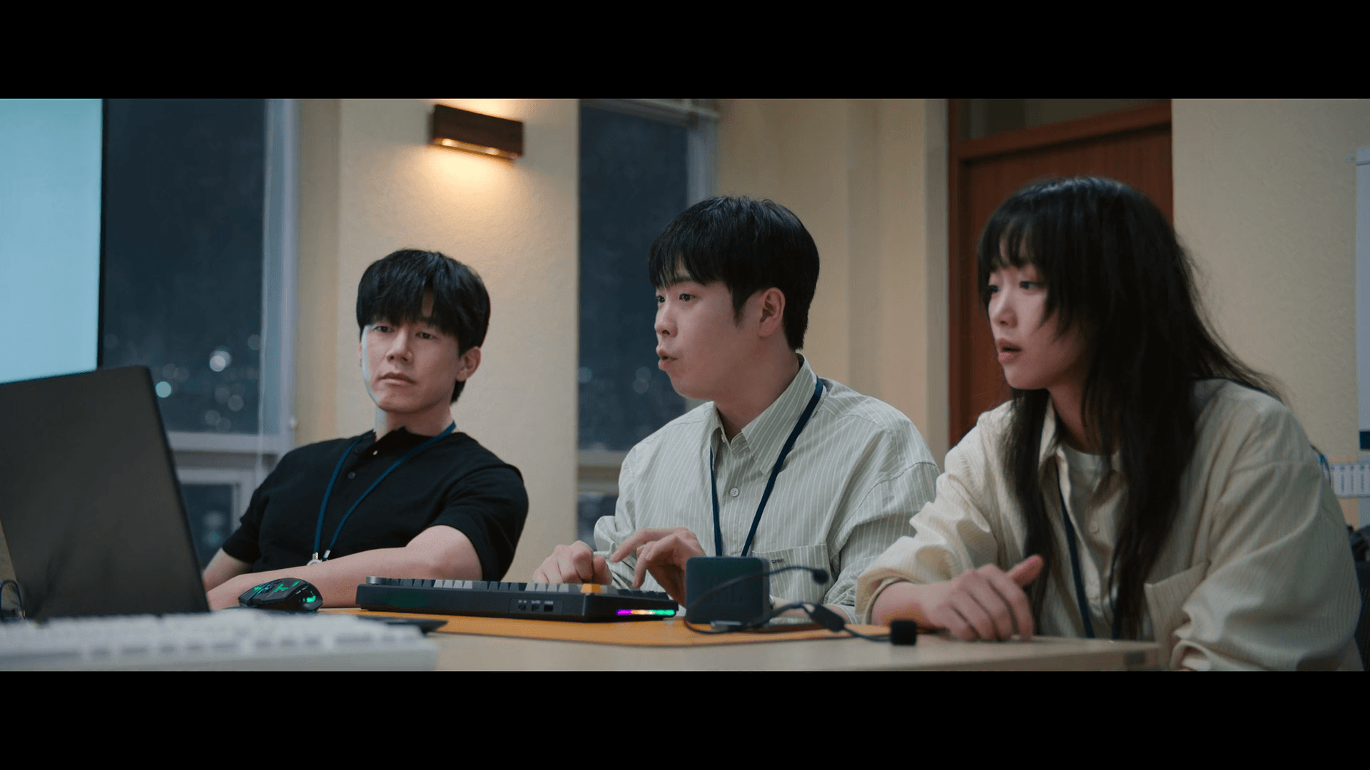 참교육 9화에서 노트북을 보며 가해자 이치호의 배달 앱 및 중고 거래 도용 범죄 증거를 수집하는 봉근대 역의 피오