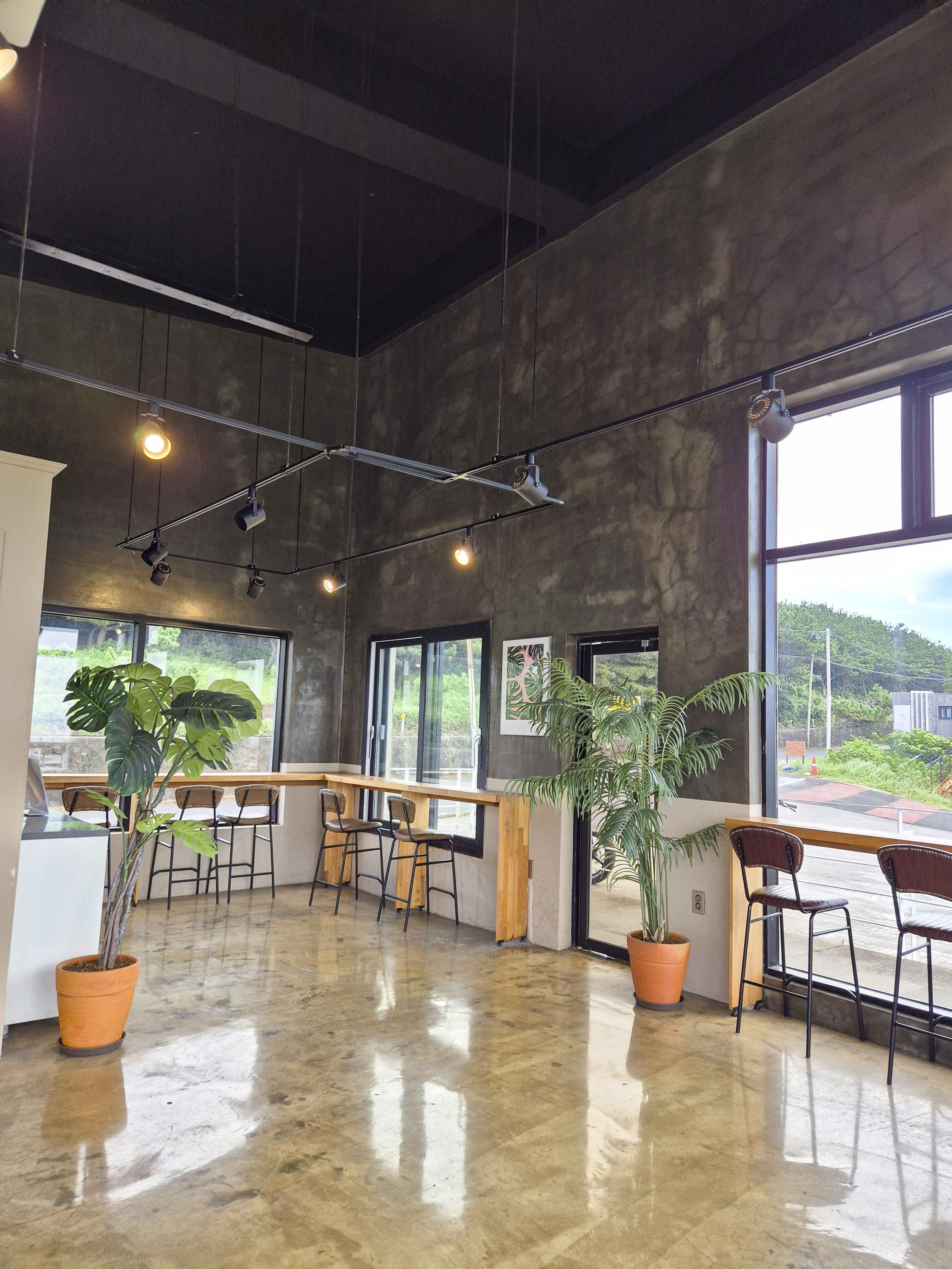 우도 카페 밭318의 내부 풍경 모습