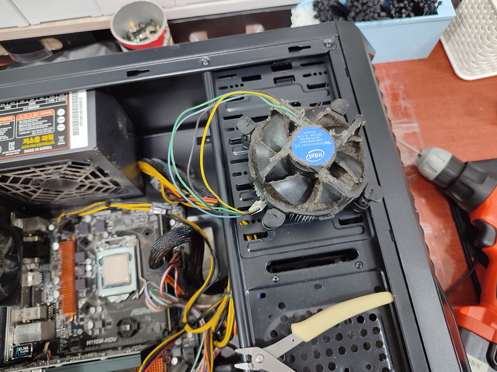 CPU 팬 청소중