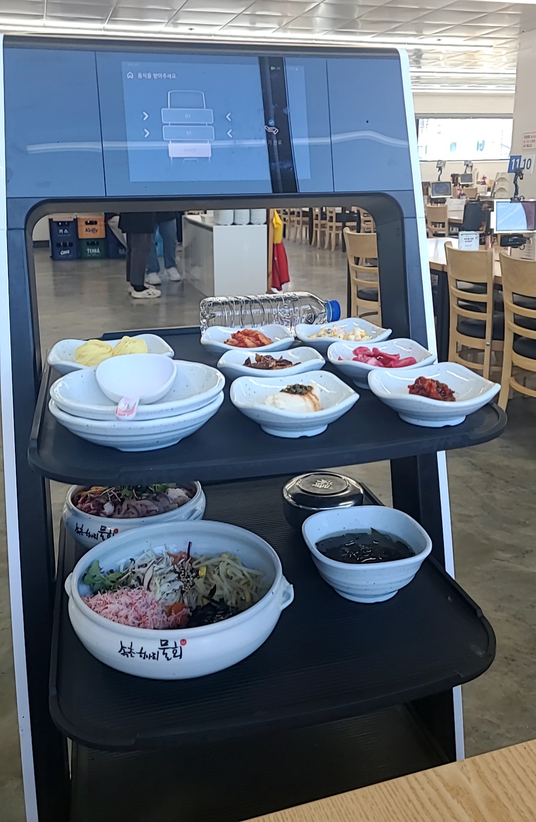 로봇기계가-가져다주는-물회와-비빔밥-밑반찬들