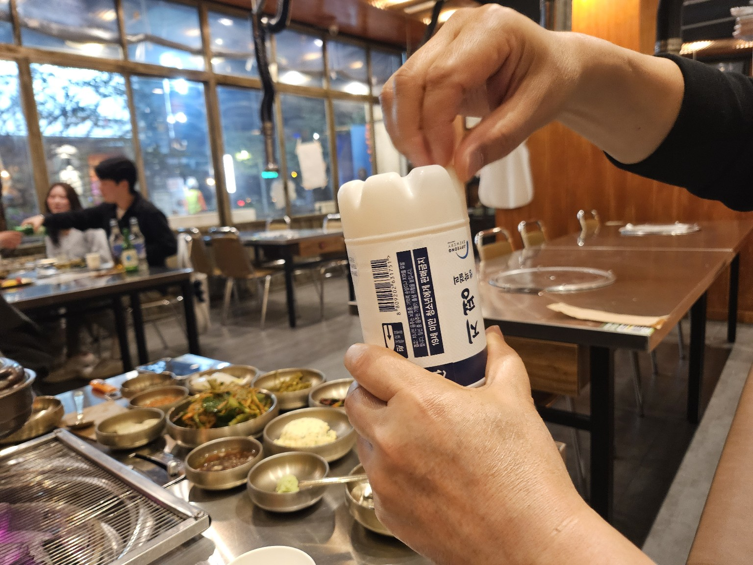 송도 풍월 한우 상차림 &ndash; 막걸리와 정갈한 반찬이 함께 차려진 테이블