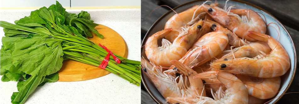 왼쪽은 야생에서 채취를 한 아욱을 잘 세척한 후에 동그란 나무 받침 위에 한다발을 끈으로 묶어서 놓고 찍은 사진이고&#44; 오른쪽은 바다에서 채취를 한 새우를 잘 찐 후에 동그란 그릇에 수북하게 담아 놓고 찍은 사진