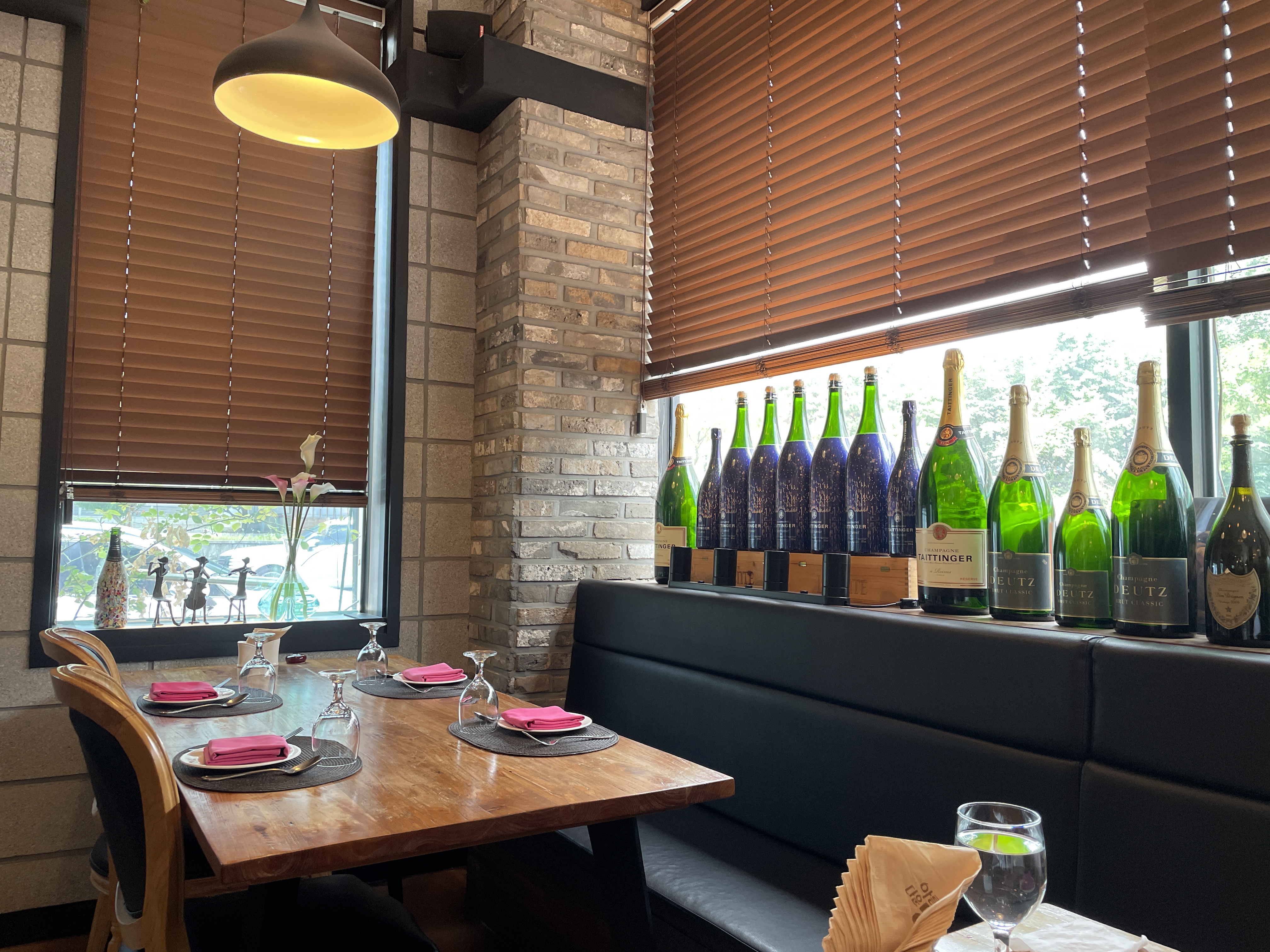 아름다운땅 매장 테이블과 와인병들