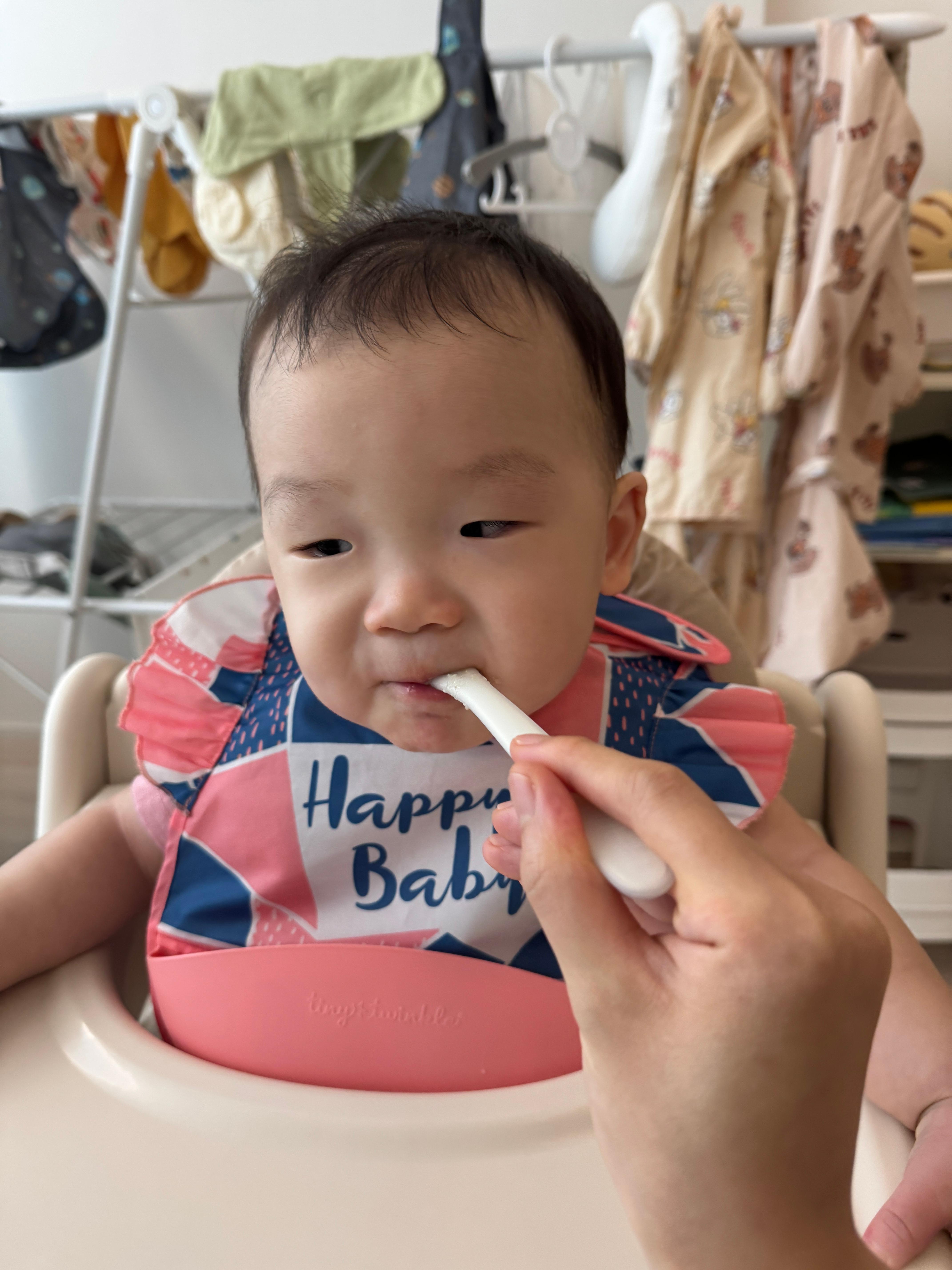 소고기양배추치즈죽을 적극적으로 받아 먹는 10개월 아기 2