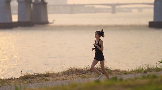 이나딘 런닝 모습