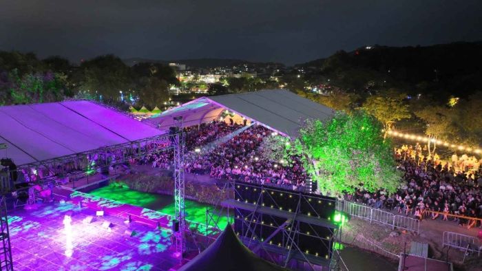 부여 서동 연꽃축제 공연장 야경&amp;#44; 많은 관람객이 모인 화려한 무대와 조명
