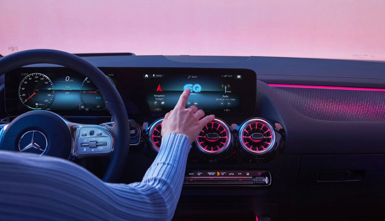 이 사진은 벤츠 EQA의 실내 사진입니다