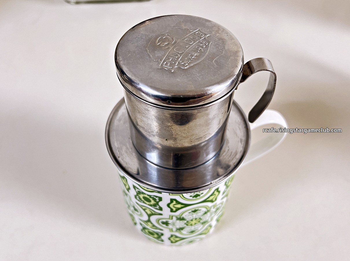 T스탠다드 케냐 오타야이차마마 AA (KENYA AA OTHAYA ICHAMAMA Single Origin) 원두를 커피핀을 사용해서 추출하고 있는 사진