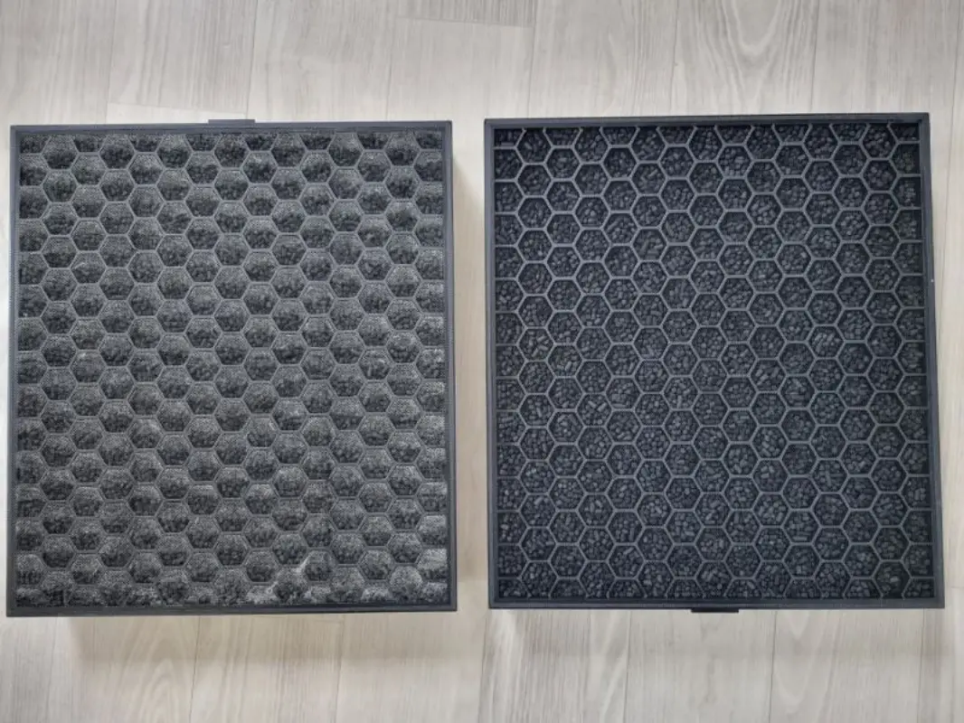 왼쪽은 하얀 먼지가 잔뜩 껴있는 헤파필터이고 오른쪽은 먼지를 청소한 깨끗한 헤파필터이다.