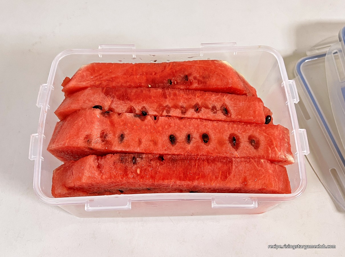수박껍질(흰살) 무침에 들어갈 수박의 빨간살만 잘라서 따로 통에 넣은 사진