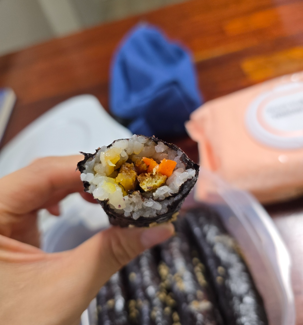 당근 계란 우엉 단무지가 알차게 들어가 있는 꼬마김밥