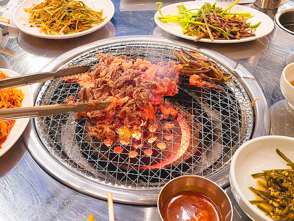 차돌박이를 연탄 모태구이로 구워먹는 사진