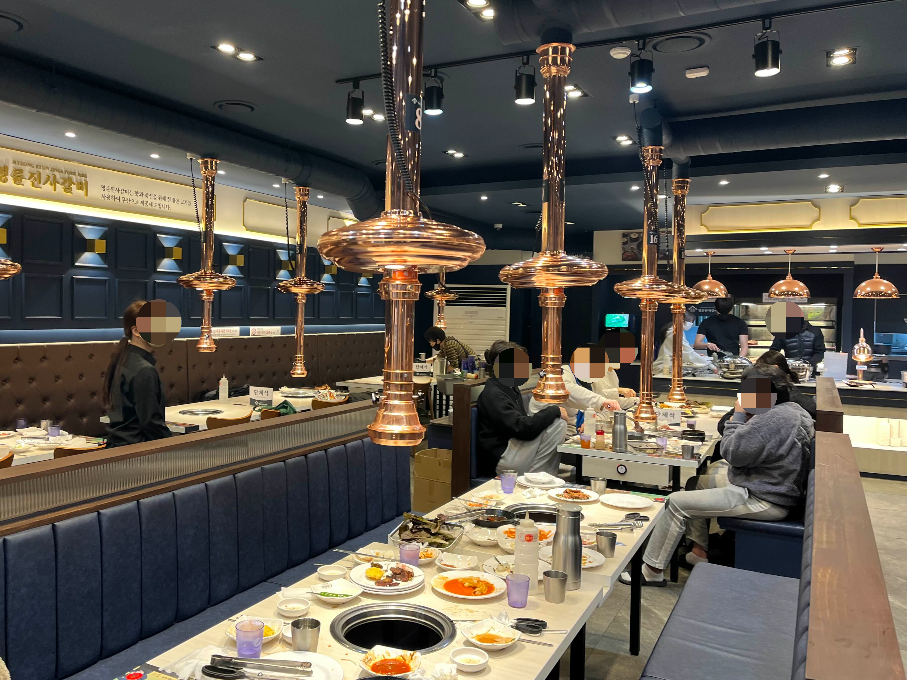 명륜진사갈비 수영점 내부 모습