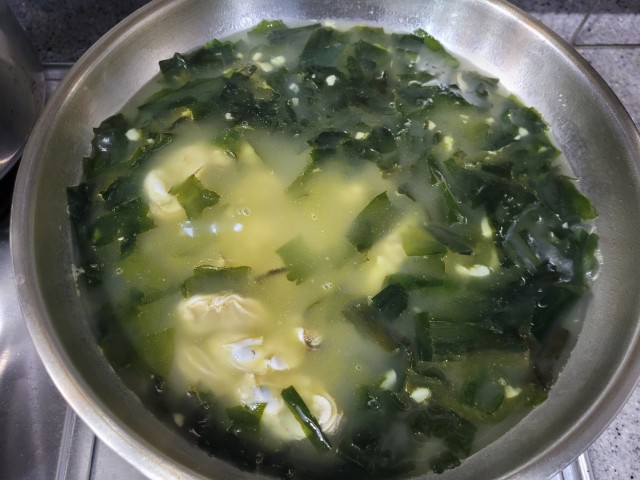 끓여진 미역국에 굴을 투입한 모습