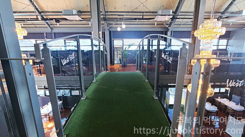 태안-웨스트힐-바베큐-하우스-2층-다리