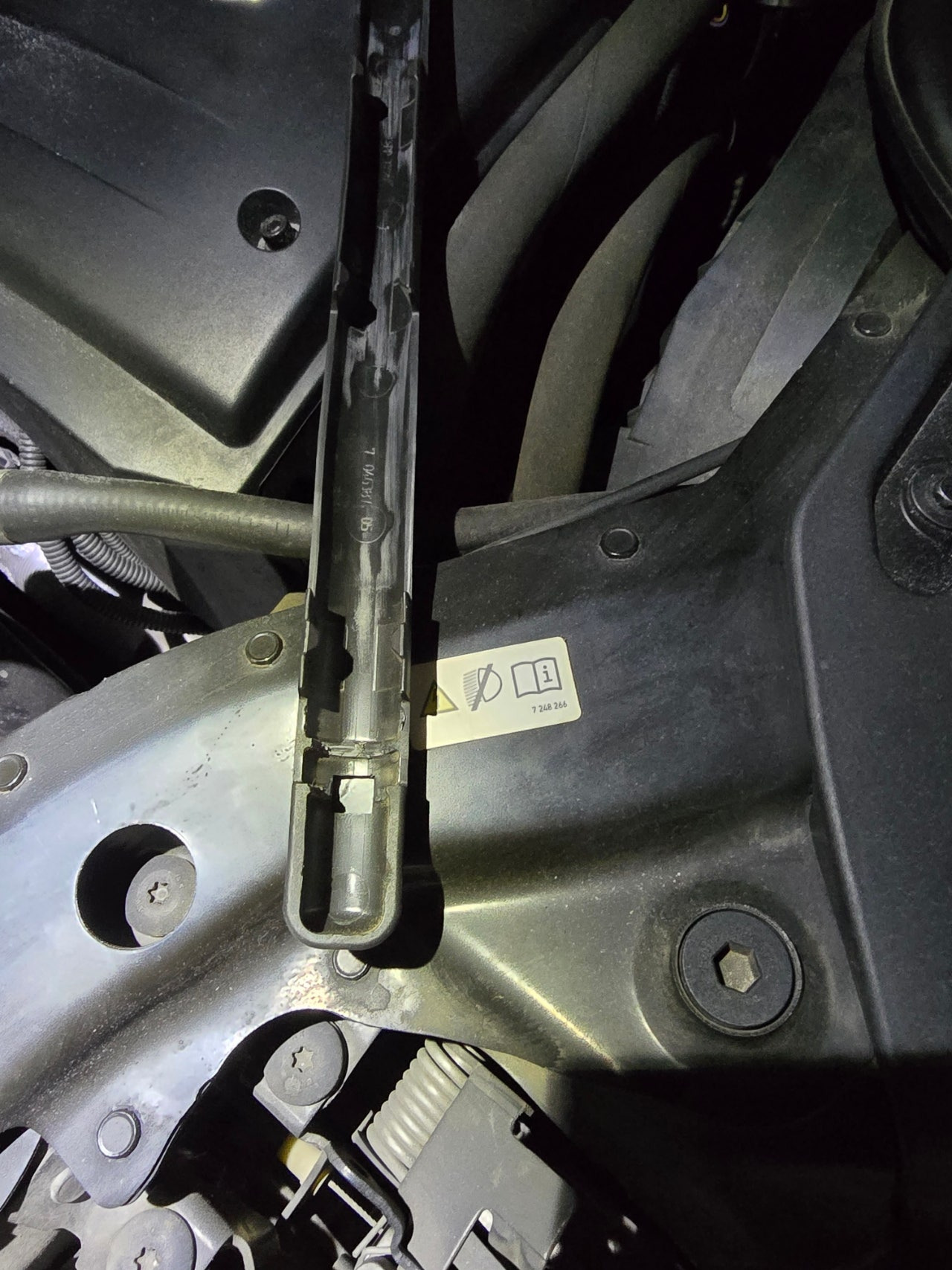 e89 z4 순정 워셔액 노즐 고정 부품의 가공