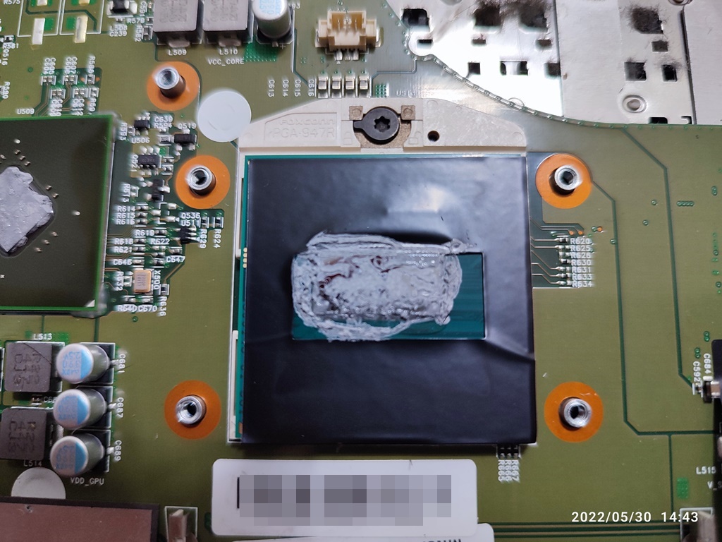 CPU와 칩셋 위에 굳은 서멀 구리스